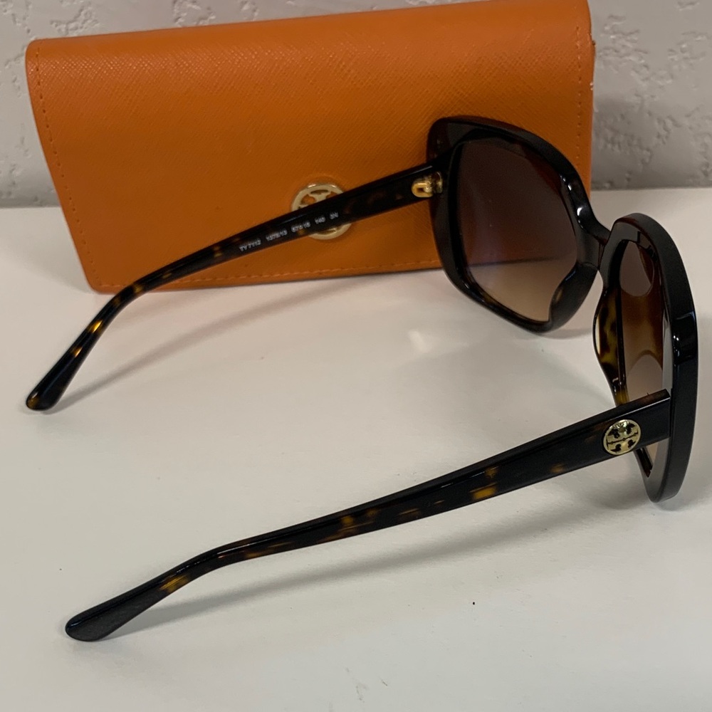 Tory Burch Black Frame Sunglasses with Orange Logo Case - Picture 4 of 13